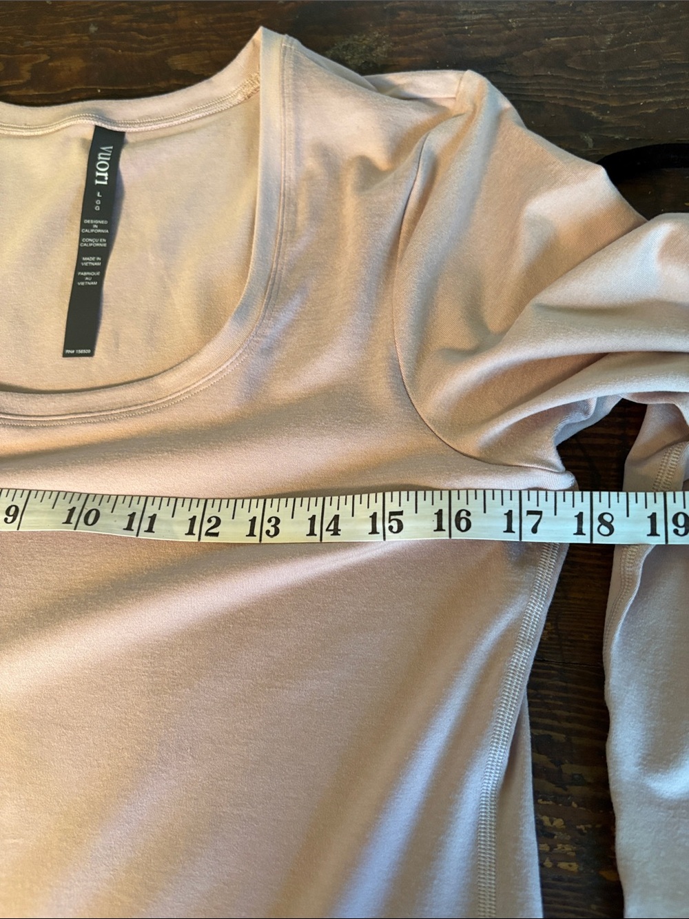 Vuori Long-Sleeve Halo Essential Scoop Shirt in a pale blush color Large - Picture 9 of 10